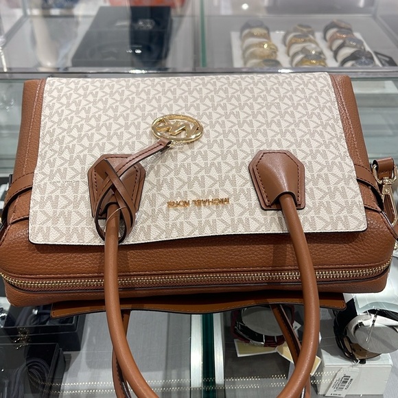 MICHAEL KORS
Mercer Medium Logo and Leather Belted Satchel Crossbody
Vanilla
NWT - Picture 16 of 16